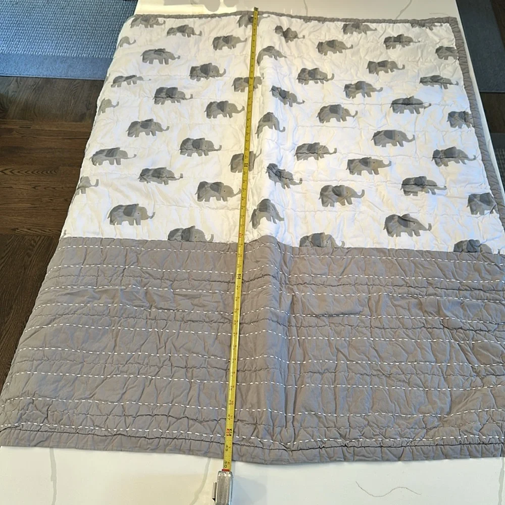Crate & Barrel Kids elephant excursion organic cotton crib toddler quilt 🤍🐘🩶